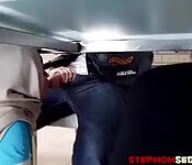 Dos chicas árabes compartiendo una polla