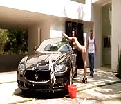 Le lava el coche y recibe regalo