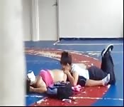 Lesbianas en el gimnasio
