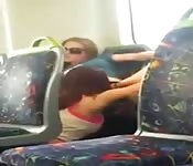 Comiéndole el coño a su novia en el autobús