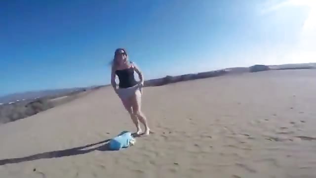 Turista culona en gangbang de playa