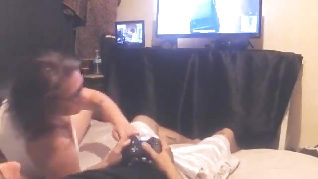 Su novia se la chupa mientras juega videojuegos
