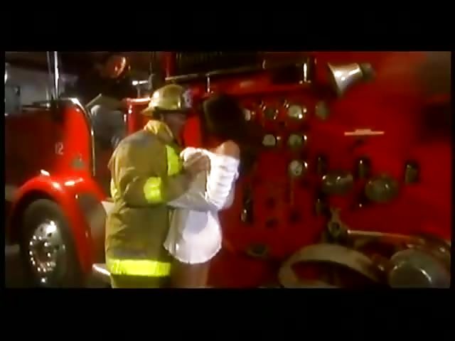 Zorra caliente en la estación de bomberos