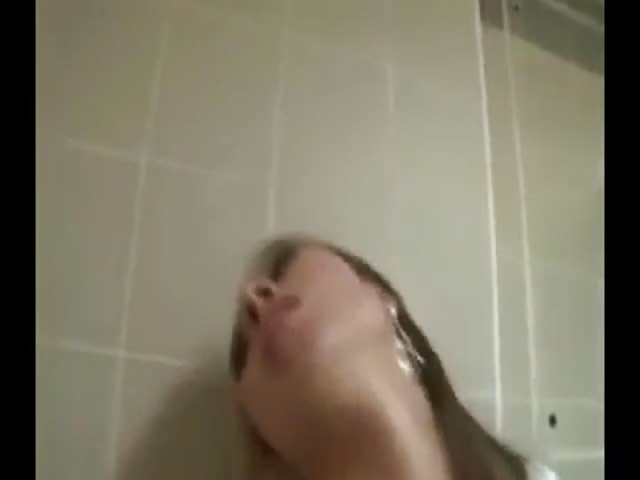 Jovencita follando en el cuarto de baño