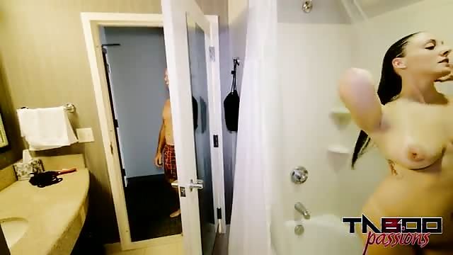 Papi se cuela en la ducha