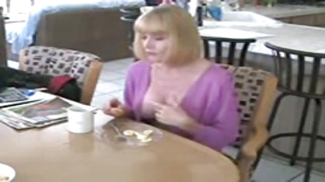 Rubia madura desayuna la polla de su hijo