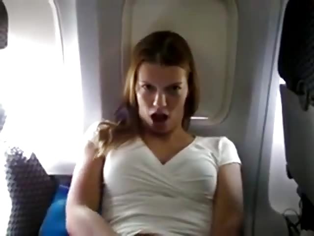 Tía buena se masturba en un avión mientras su novio la graba
