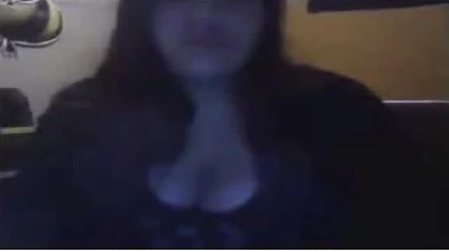 Morena amateur nos enseña el sujetador por webcam