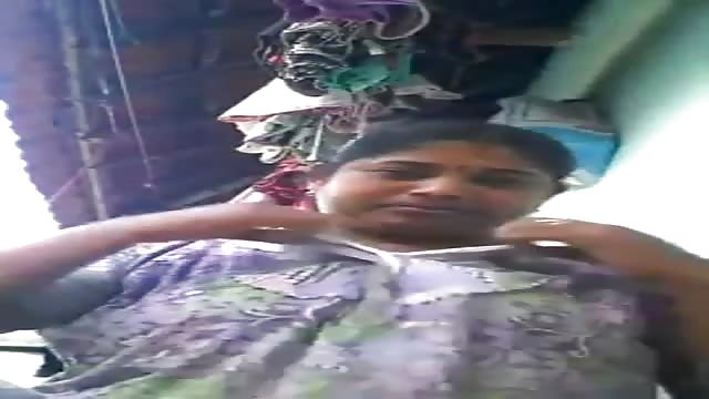 India gorda enseñando las tetas por el móvil