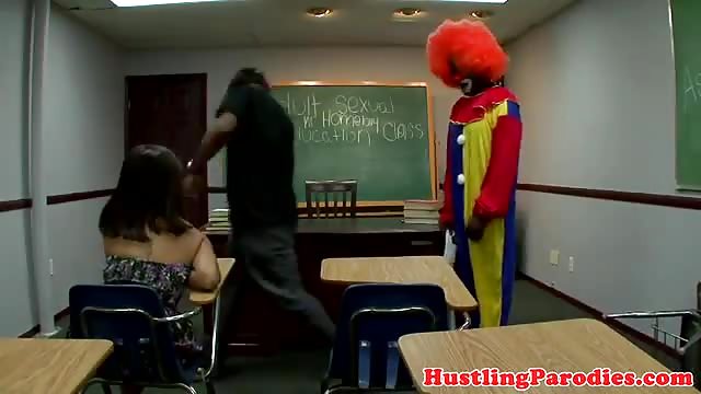 Profesor de educación sexual se folla a una de sus alumnas