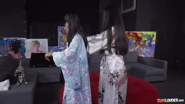 Apolonia en sesión lésbica con japonesa