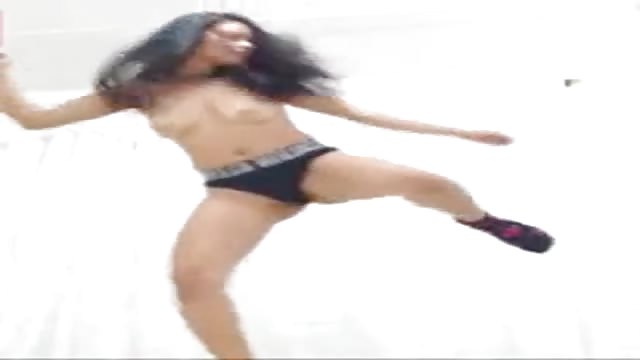 Jovencita latina bailando de forma sexy