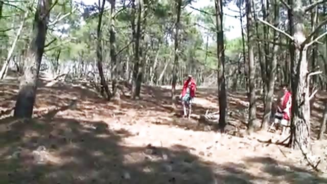Excursionistas haciendo un trío en el bosque